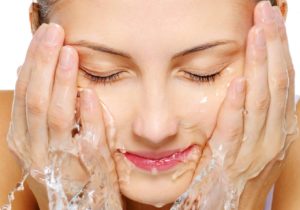 Rửa mặt với nước sạch sau lăn kim