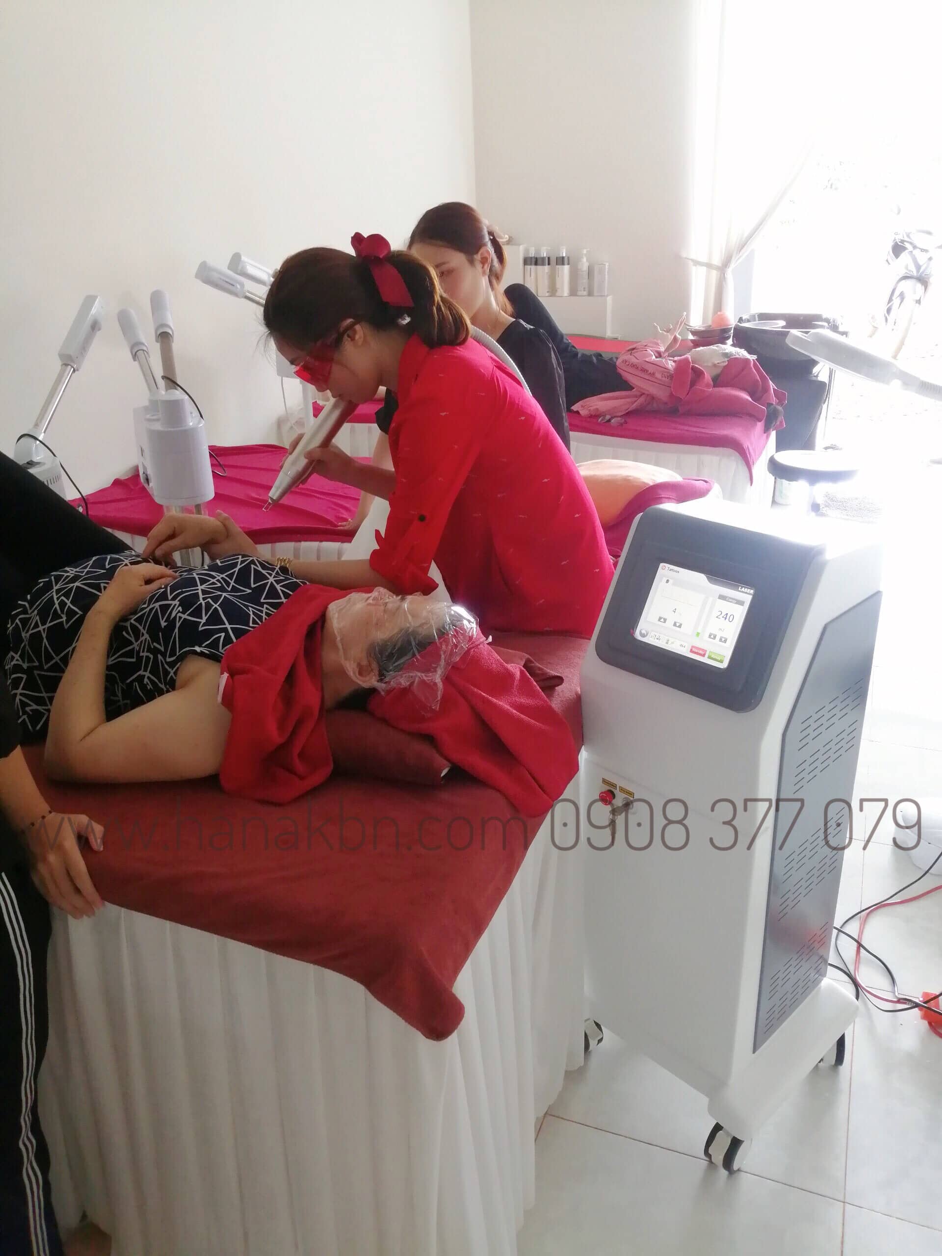 Hình ảnh chủ spa điều trị cho khách hàng bằng công nghệ Laser Yag RG 399 Plus chính hãng được phân phối độc quyền bởi công ty HanaKBN