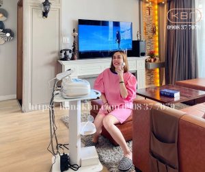 Hình ảnh chuyển giao máy điện di cool relax cho khách hàng spa