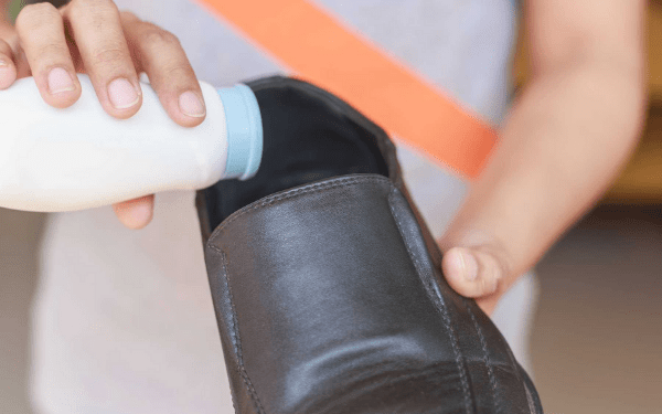 Sử dụng phấn rôm cũng là một mẹo cực hay để loại bỏ mùi hôi khó chịu của chân khi đi giày
