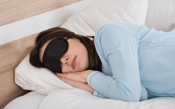 Ngủ sớm và ngủ đủ giấc (từ 7 - 8 giờ) mỗi đêm là cách hiệu quả để xóa tan bọng mắt