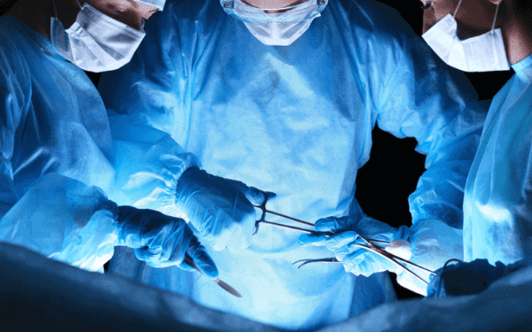 Phẫu thuật thẩm mỹ là phương pháp sử dụng các dụng cụ y khoa (như dao, kéo) can thiệp