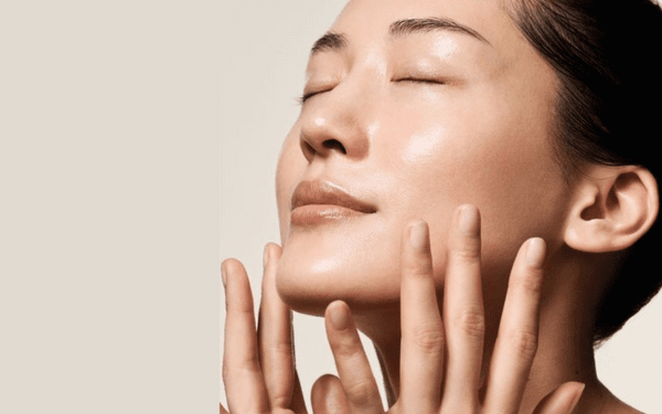 Da khô nên dùng serum dưỡng ẩm nào để căng bóng da?